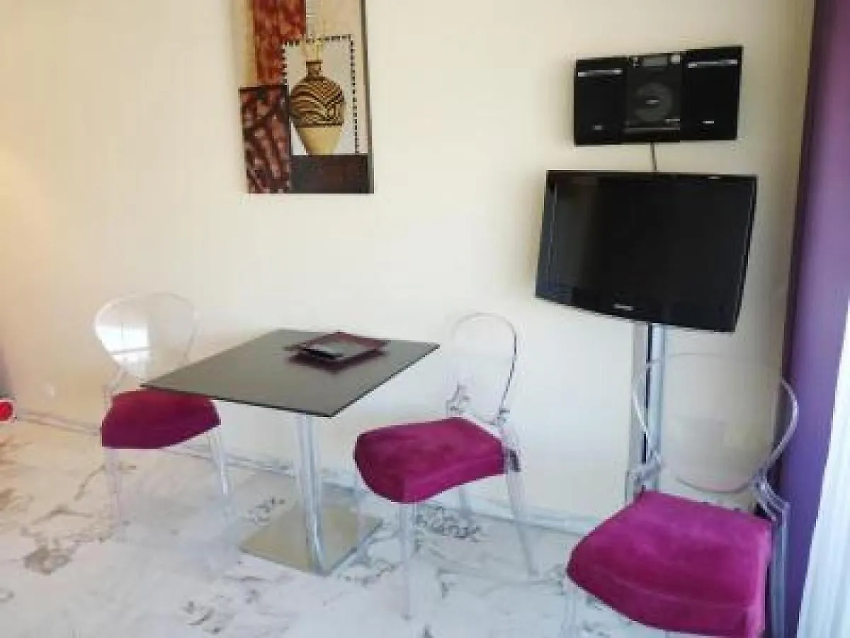 Stylish One Bedroom Apartment In Central Cannes Just Off The Croisette And Near Beaches - 680
